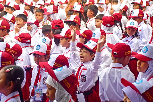 Hari Pertama Penuh Haru di Antara Wajah Ceria Siswa Baru