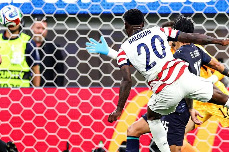 UEFA Sebut Kredibilitas Kompetisi Rusak Imbas Kasus Kartu Merah Folarin Balogun