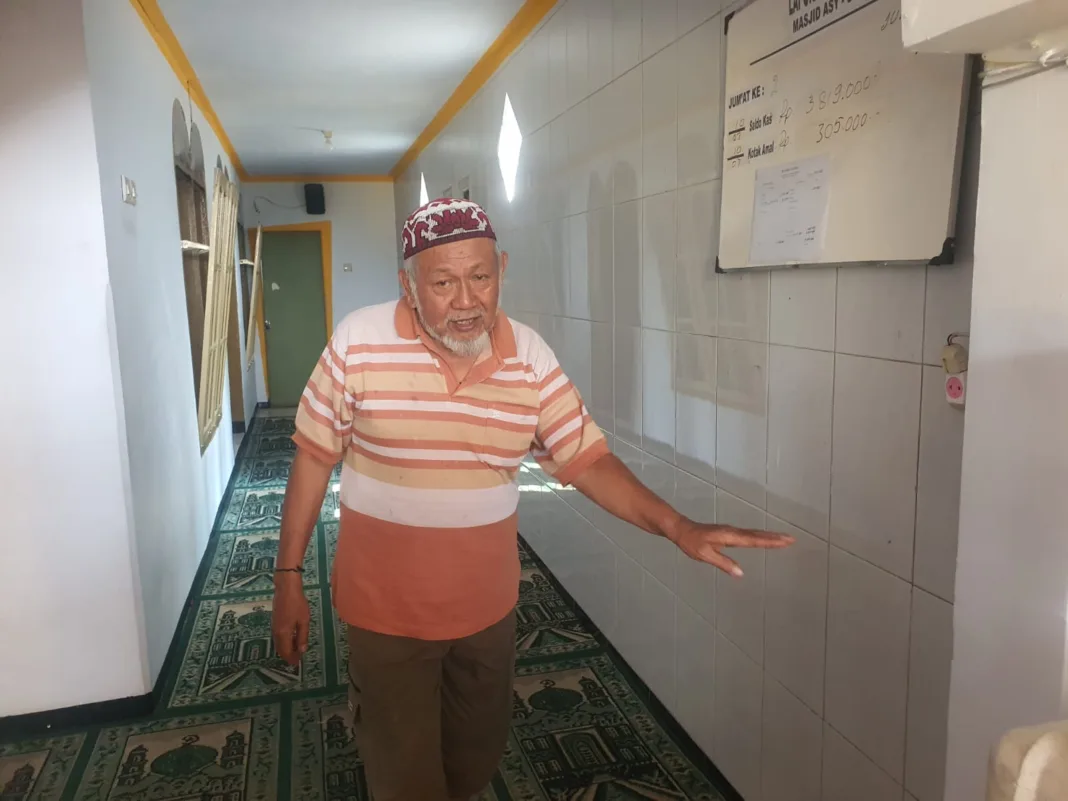 Maling Kotak Amal Masjid Asy-Syifa’ Terekam CCTV