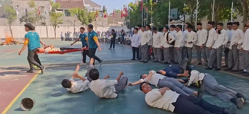 Latihan Hadapi Gempa dan Kebakaran