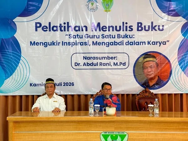 Guru SMPN 13 Malang Ditantang Tulis Buku Ajar Sendiri