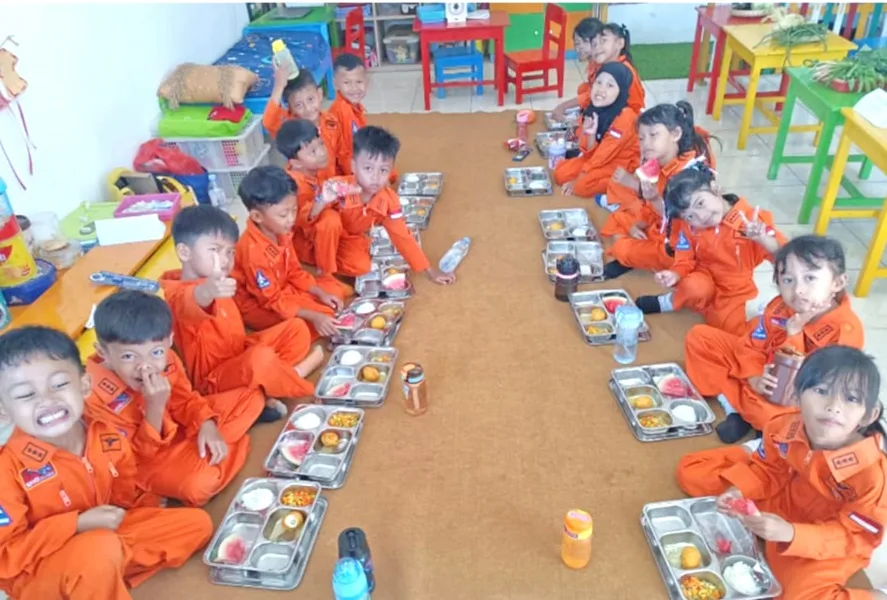 Hari Pertama Masuk Sekolah; SPPG Lanud Abdulrachman Saleh Distribusikan 2.209 Porsi MBG