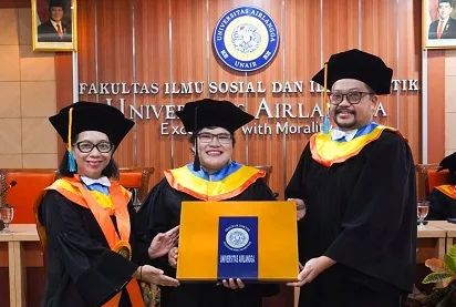 Riset Podcast Perempuan, Raih Doctor Cumlaude