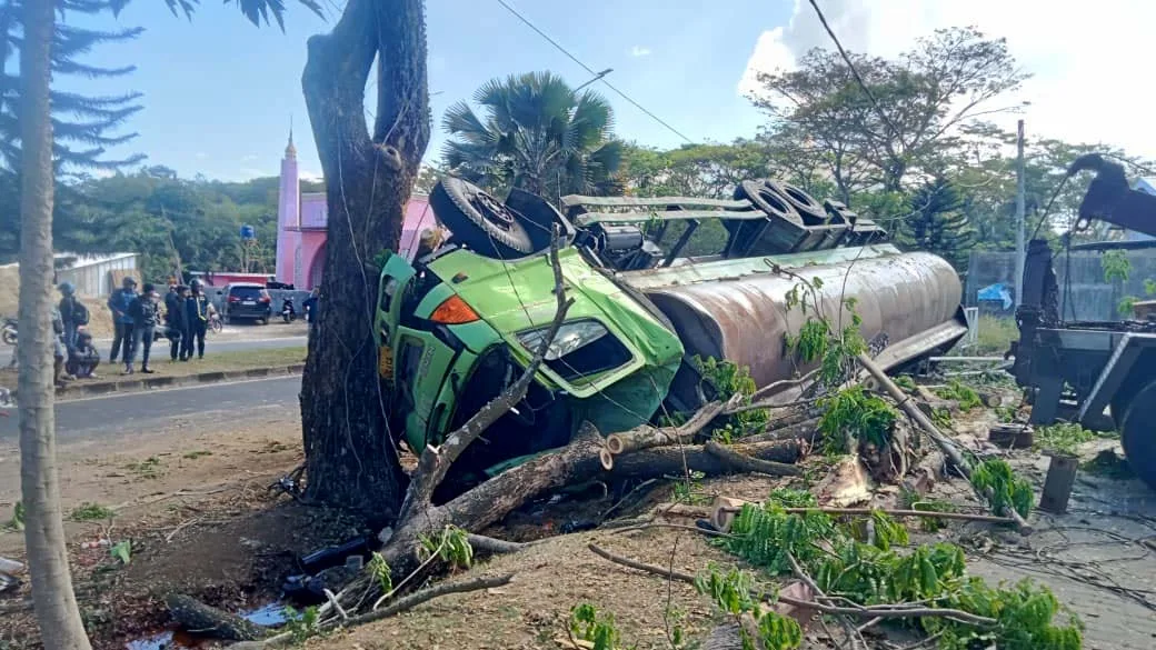 Truk Tetes Tebu Terguling di Jalibar, Satu Korban Terjepit hingga Meninggal