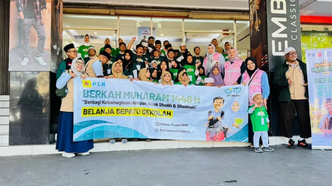 Berbagi Berkah Muharam 1448 H, YBM PLN UPT Malang Ajak 40 Anak Salih dan Salihah Belanja Sepatu Sekolah