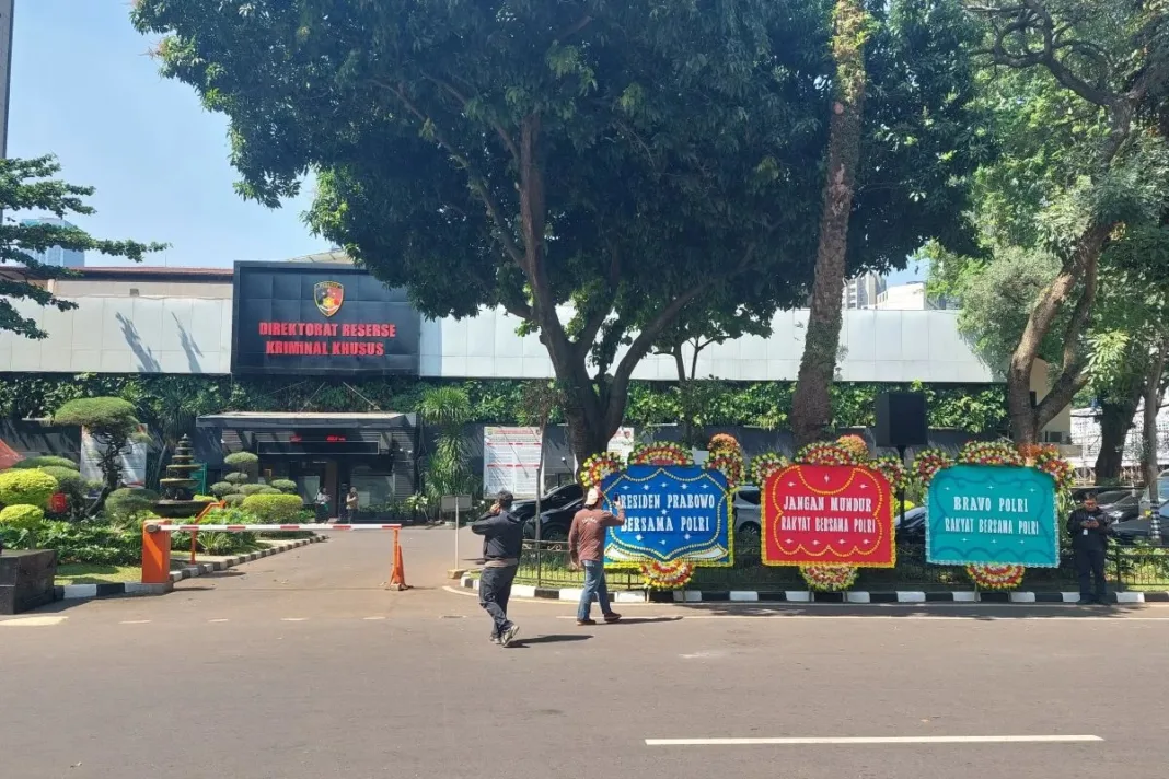 Karangan Bunga Berjajar di Polda Metro Jaya, Berisi Dukungan untuk Polri