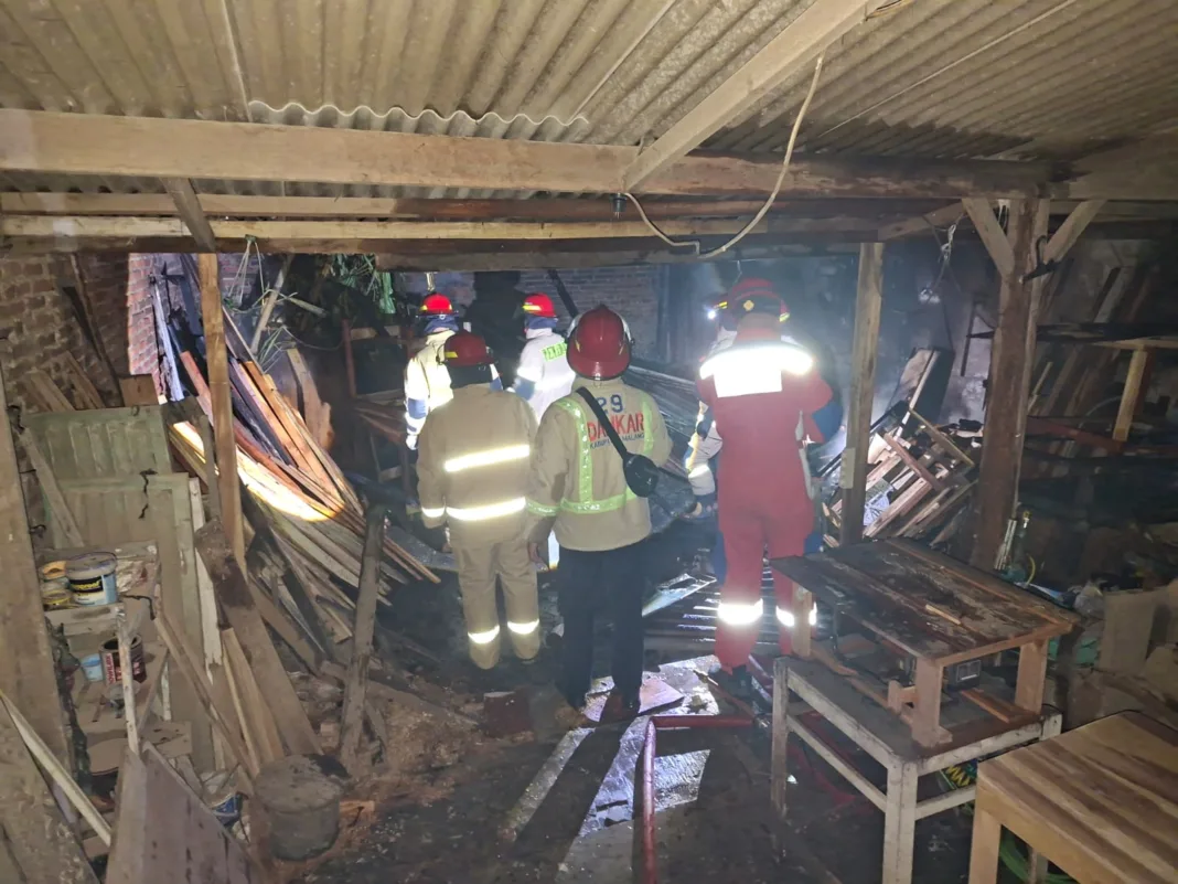 Gudang Mebel di Singosari Terbakar Usai Terjadi Ledakan