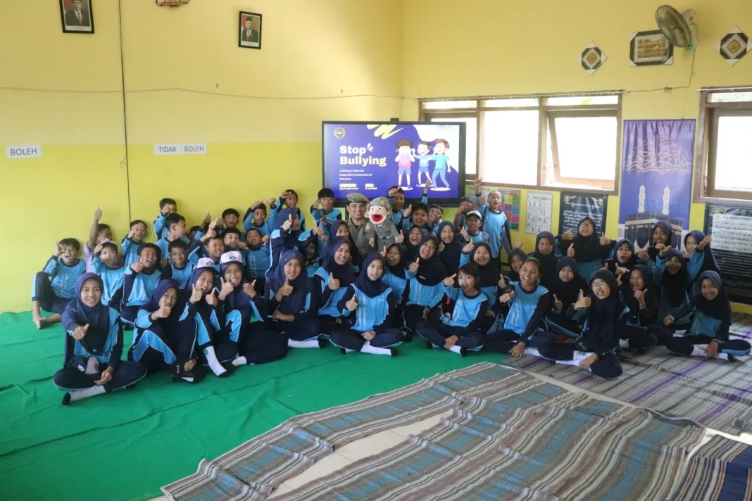 Edukasi Ceria Saat MPLS, Si Saprol, Boneka Satpol PP Sukses Ajak Siswa SD ‘Stop Bullying’