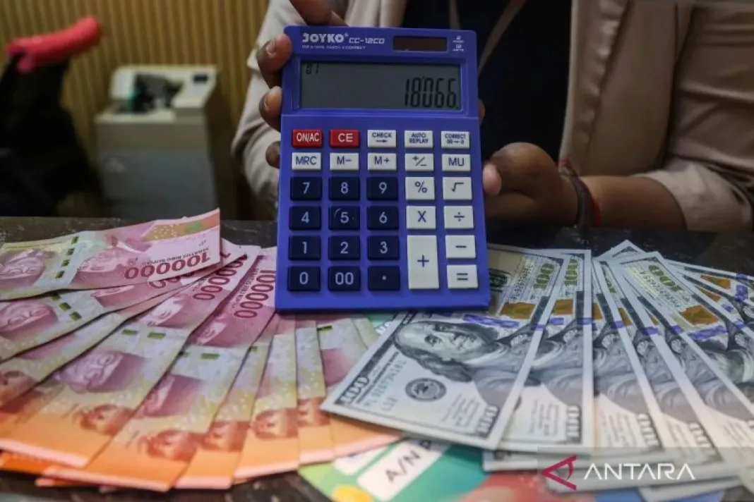 Rupiah Menguat Rp17.980 per Dolar AS pada Jumat Pagi
