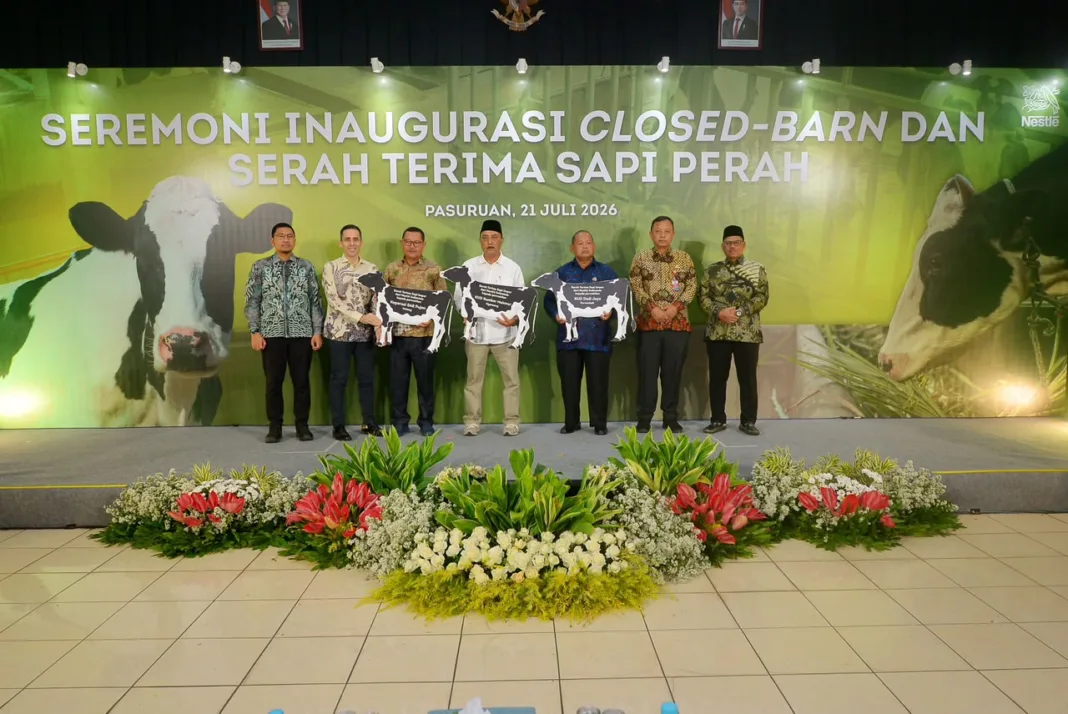 Implementasikan Closed-Barn dan Serah Terima 90 Ekor Sapi Perah untuk Koperasi di Jawa Timur, Nestlé Indonesia Perkuat Pasokan Susu Segar Nasional