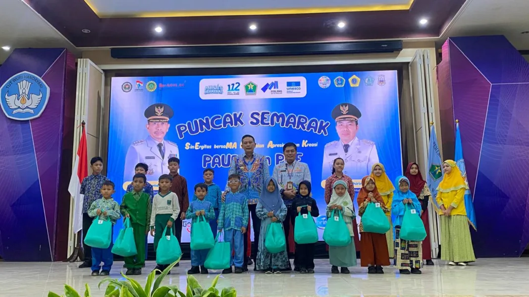 Pemkot Malang Bagikan 3.513 Stel Seragam Gratis