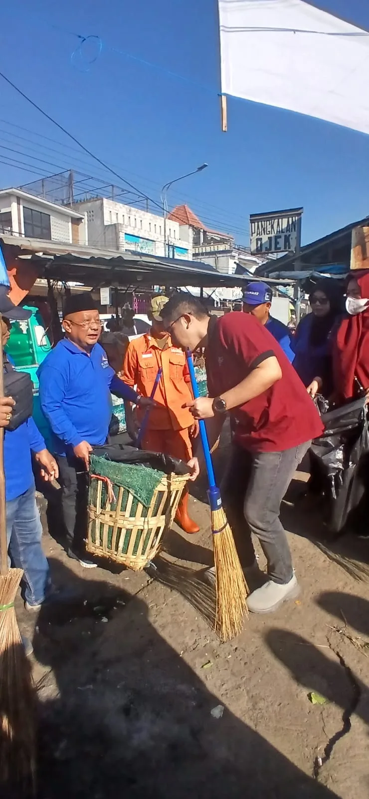Masyarakat Antusias Ikuti Gerakan Langit Biru Indonesia Asri di Pasar Pakis