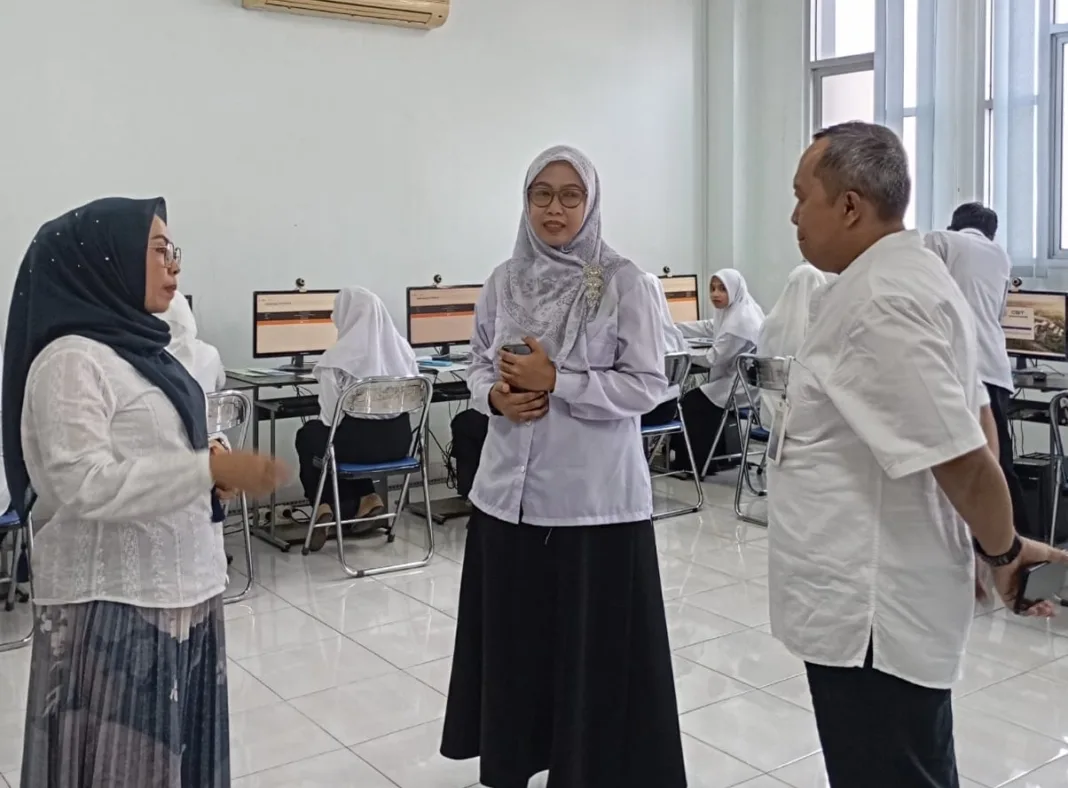 Kepala Biro AAKK Monitoring Seleksi Jalur Mandiri Program Profesi Apoteker UIN Malang