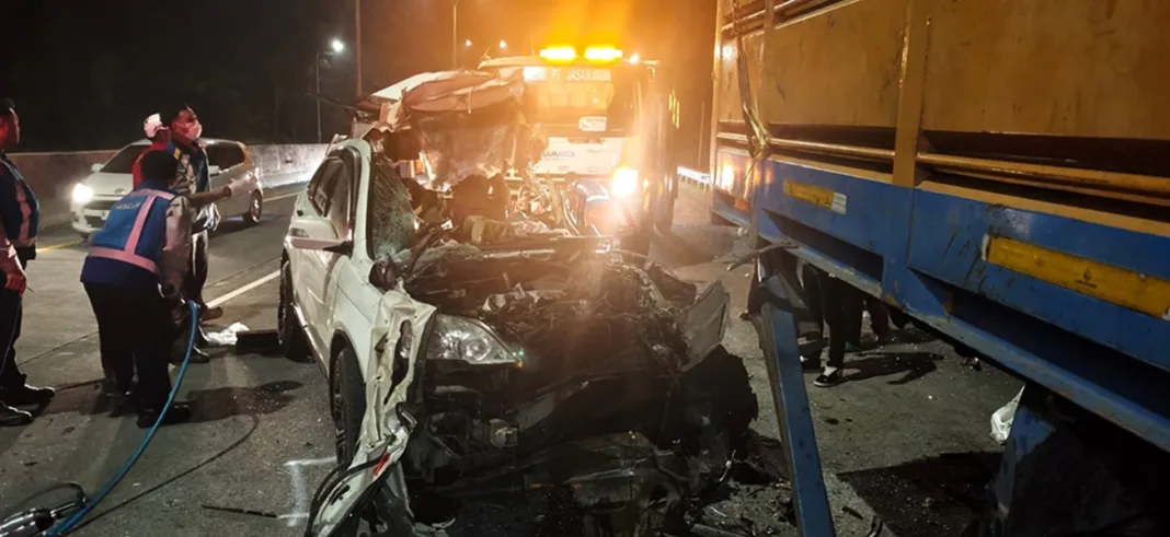 Sopir Ngantuk Diduga Picu Mobil Tabrak Truk di Tol Malang-Pandaan