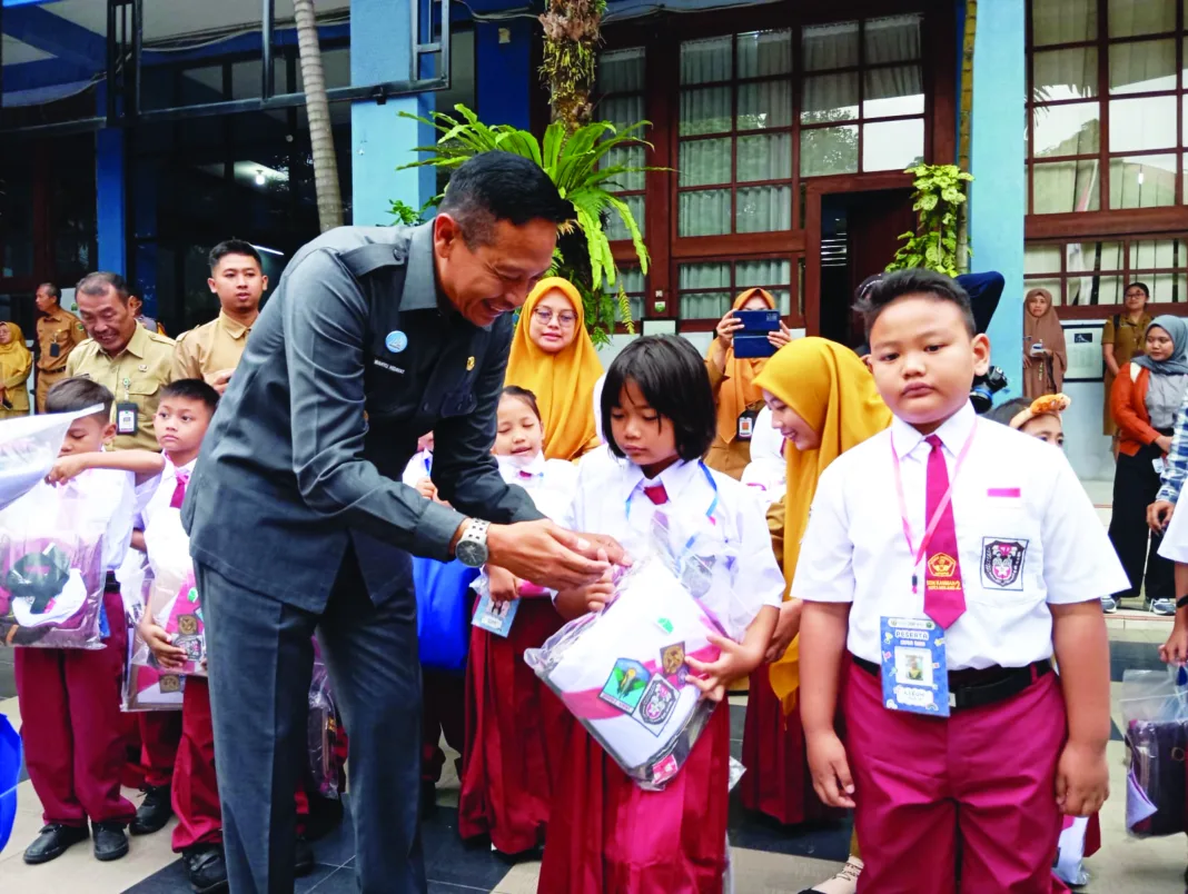 Seragam Gratis Kini Hanya untuk Siswa Keluarga Miskin
